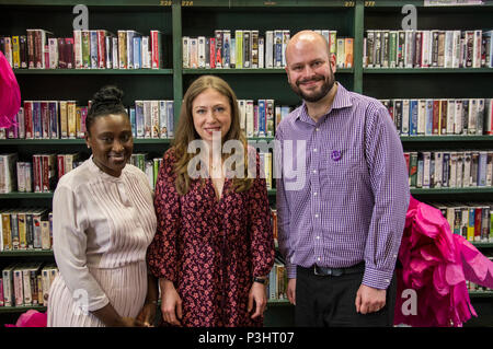 Chelsea Clinton mit Hackney Bürgermeister Philip Glanville und stellvertretender Bürgermeister Cllr Anntoinette Dornbusch in der Bibliothek bei 2018 Stoke Newington Literary Festival Stockfoto