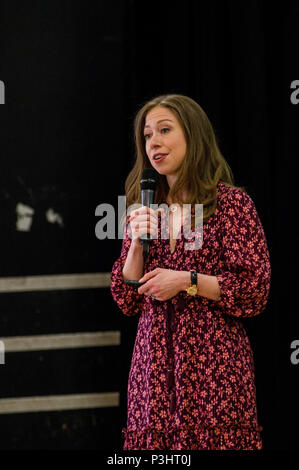 Chelsea Clinton mit Buch ihrer Kinder, die Sie auf der ganzen Welt Bestand: 13 Frauen, die Geschichte an die 2018 Stoke Newington Literary Festival geändert Stockfoto