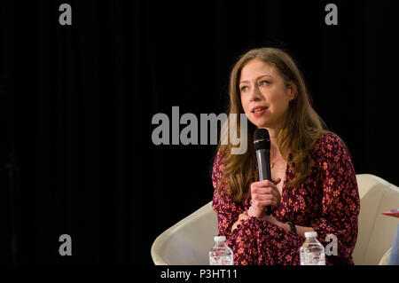 Chelsea Clinton mit Buch ihrer Kinder, die Sie auf der ganzen Welt Bestand: 13 Frauen, die Geschichte an die 2018 Stoke Newington Literary Festival geändert Stockfoto