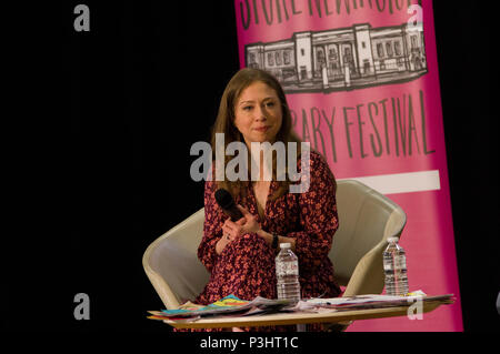 Chelsea Clinton mit Buch ihrer Kinder, die Sie auf der ganzen Welt Bestand: 13 Frauen, die Geschichte an die 2018 Stoke Newington Literary Festival geändert Stockfoto