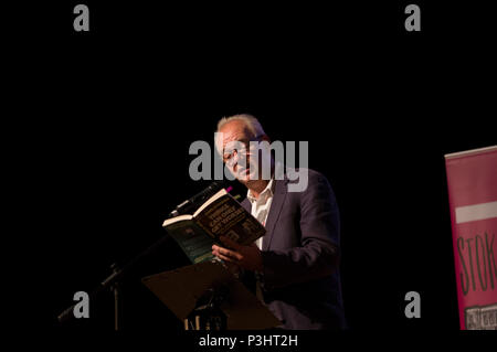 John O'Farrell Lesung aus seinem Buch Dinge können nur an die 2018 Stoke Newington Literary Festival in Hackney Schlimmer, East London Stockfoto