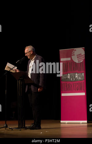 John O'Farrell Lesung aus seinem Buch Dinge können nur an die 2018 Stoke Newington Literary Festival in Hackney Schlimmer, East London Stockfoto