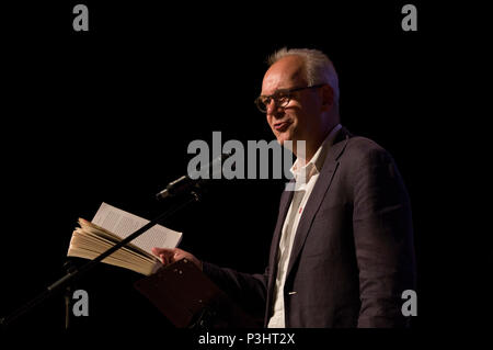 John O'Farrell Lesung aus seinem Buch Dinge können nur an die 2018 Stoke Newington Literary Festival in Hackney Schlimmer, East London Stockfoto