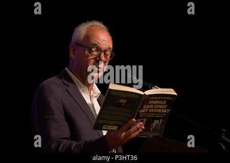 John O'Farrell Lesung aus seinem Buch Dinge können nur an die 2018 Stoke Newington Literary Festival in Hackney Schlimmer, East London Stockfoto