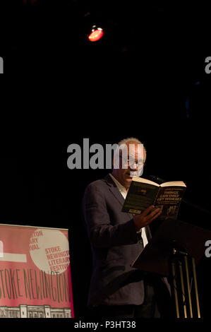 John O'Farrell Lesung aus seinem Buch Dinge können nur an die 2018 Stoke Newington Literary Festival in Hackney Schlimmer, East London Stockfoto