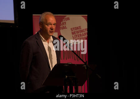 John O'Farrell Lesung aus seinem Buch Dinge können nur an die 2018 Stoke Newington Literary Festival in Hackney Schlimmer, East London Stockfoto