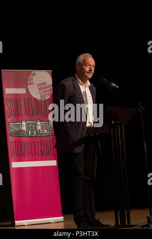 John O'Farrell Lesung aus seinem Buch Dinge können nur an die 2018 Stoke Newington Literary Festival in Hackney Schlimmer, East London Stockfoto