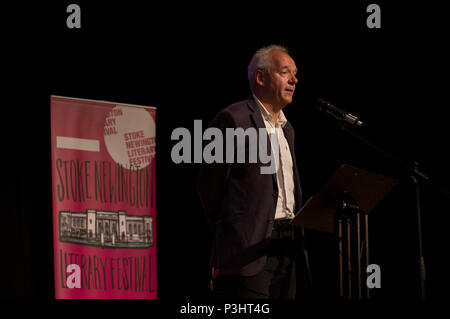 John O'Farrell Lesung aus seinem Buch Dinge können nur an die 2018 Stoke Newington Literary Festival in Hackney Schlimmer, East London Stockfoto