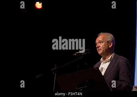 John O'Farrell Lesung aus seinem Buch Dinge können nur an die 2018 Stoke Newington Literary Festival in Hackney Schlimmer, East London Stockfoto