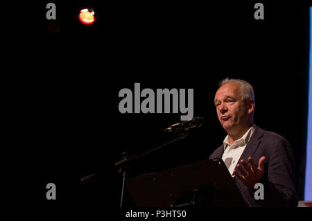 John O'Farrell Lesung aus seinem Buch Dinge können nur an die 2018 Stoke Newington Literary Festival in Hackney Schlimmer, East London Stockfoto