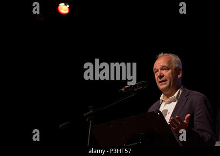 John O'Farrell Lesung aus seinem Buch Dinge können nur an die 2018 Stoke Newington Literary Festival in Hackney Schlimmer, East London Stockfoto