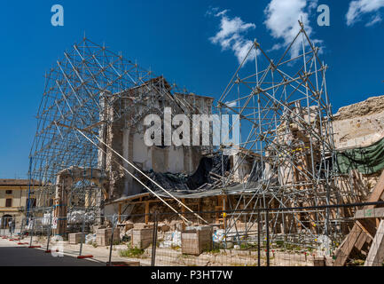 Fassade, unterstützt von Gerüsten, der Basilika von San Benedetto, durch Erdbeben im Oktober 2016 zerstörten, April 2018, in Norcia, Umbrien, Italien Stockfoto