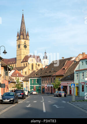 Sibiu, Rumänien - 30. Juni 2017: historische Stadtzentrum und St. Maria Lutherische Kathedrale bei Sonnenuntergang Stockfoto