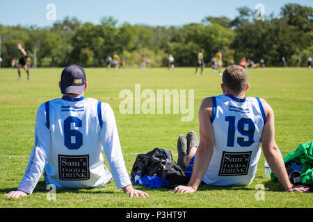 Austin, Texas/USA - Oktober 19, 2014: in den Vereinigten Staaten der Australian Football League Meisterschaft in Austin, Texas. Zwei Spieler aus dem Nebenerwerb. Stockfoto
