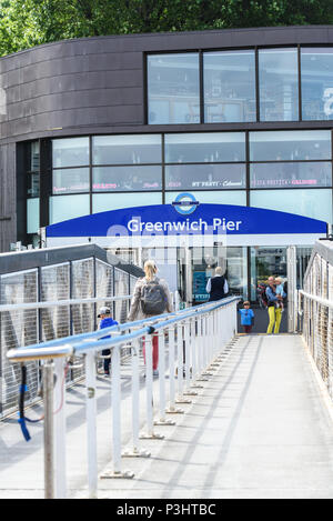 Travllers auf dem Fluss Bushaltestelle Pier in Greenwich, London, England. Stockfoto