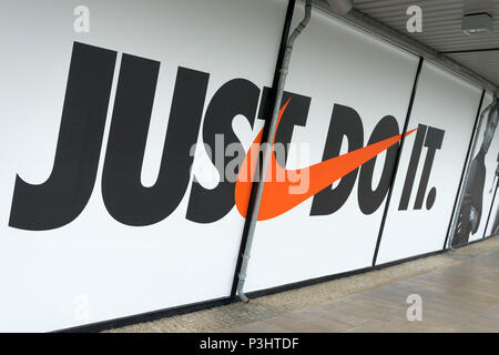 Das Nike logo und Nike Motto "tun Sie es einfach auf das Fenster Anzeige in eine Steckdose in Wolfsburg, Deutschland, 15. Juni 2018 Stockfoto