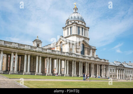 Dome, Eingang und Portikus der lackierten Halle auf dem ehemaligen Matrosen Home, dann Royal Naval College, jetzt eine Universität, bei Greenwich, London, England. Stockfoto