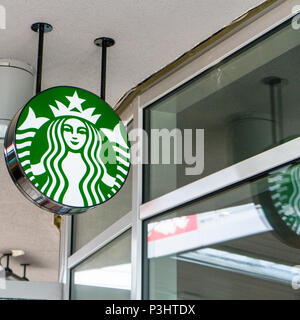 Das Starbucks Logo auf der Decke vor einem Geschäft in einer Verkaufsstelle in Wolfsburg, Deutschland, 15. Juni 2018 Stockfoto