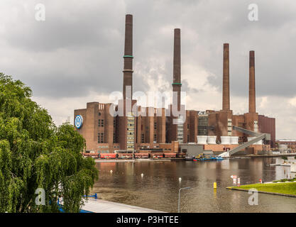 Die Fabrik des Automobilherstellers VW Volkswagen in Wolfsburg, Deutschland, 15. Juni 2015, mit der vier Schornsteine am Hafenbecken an der Mittellandk Stockfoto