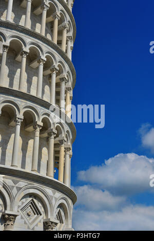 Den berühmten Schiefen Turm von Pisa Unter schönen Wolken (mit Kopie Raum) Stockfoto