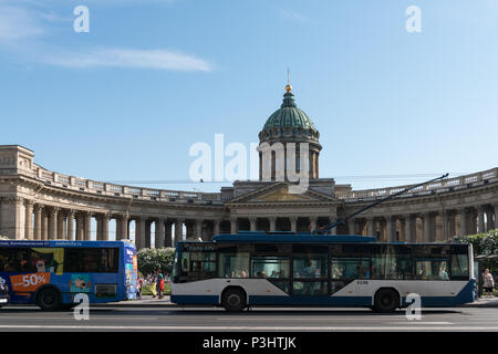 St. Petersburg, Russland - 02. JUNI 2018: Horizontale Bild der schönen geparkten Bussen vor der Kasaner Kathedrale, die wichtigste Sehenswürdigkeit von St. Petersbur Stockfoto
