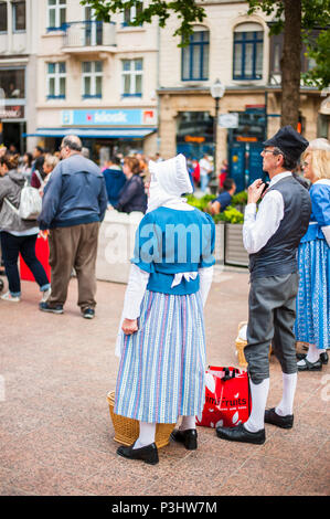 Die Menschen versammelten sich auf dem Platz der Stadt lauschen Sie dem Konzert im Music Festival (Fete de la Musique), Luxemburg Stockfoto