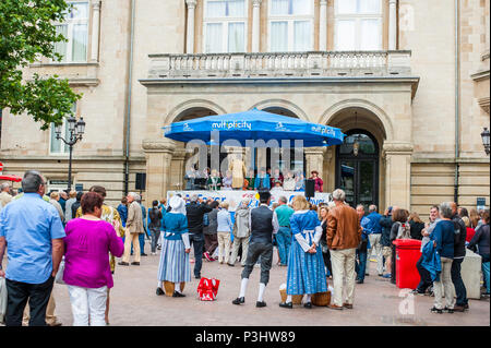 Die Menschen versammelten sich auf dem Platz der Stadt lauschen Sie dem Konzert im Music Festival (Fete de la Musique), Luxemburg Stockfoto