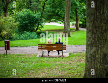 Ein altes Ehepaar auf der Bank sitzen in einem öffentlichen Park, Luxemburg Stockfoto