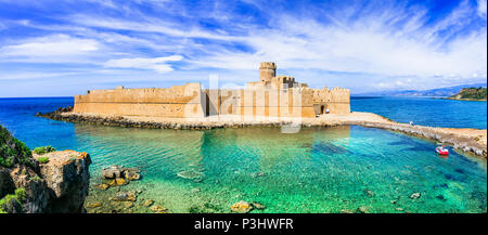 Mittelalterliche Kastell im Meer, Le Castella, Provinz Crotone, Kalabrien, Italien. Stockfoto