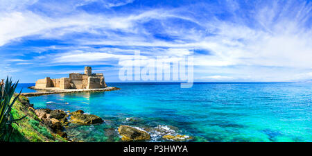 Schönen mittelalterlichen Burg im Meer, Le Castella, Provinz Crotone, Kalabrien, Italien. Stockfoto