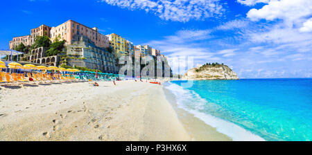 Traditionelle bunte Häuser und das Meer in Tropea, Kalabrien, Italien. Stockfoto