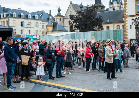 Die Menschen versammelten sich auf dem Platz der Stadt lauschen Sie dem Konzert im Music Festival (Fete de la Musique), Luxemburg Stockfoto