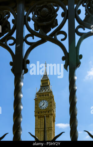 Elizabeth Tower mit Big Ben, fotografiert durch einen Metallzaun, London Stockfoto