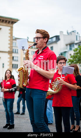 Junge Musiker mit Saxophon Performance bei Music Festival (Fete de la Musique), Luxemburg Stockfoto