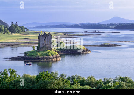 Castle Stalker, mittelalterliche viergeschossige Wohnturm / keep in Loch Laich, Einlass ab Loch Linnhe in der Nähe von Port Appin, Argyll, Schottland, UK Stockfoto