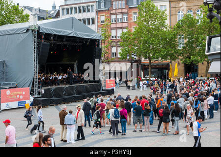 Die Menschen versammelten sich auf dem Platz der Stadt lauschen Sie dem Konzert im Music Festival (Fete de la Musique), Luxemburg Stockfoto