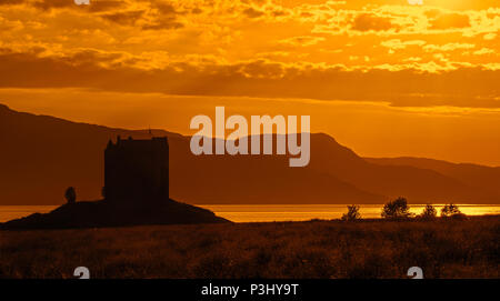 Castle Stalker, mittelalterlichen 4-stöckigen Turm Haus/Halten bei Sonnenuntergang im Loch Laich, Einlass von Loch Linnhe in der Nähe von Port Appin, Argyll, Schottland, Großbritannien Stockfoto