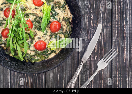 Fritatta in Pfanne mit Messer und Gabel Stockfoto