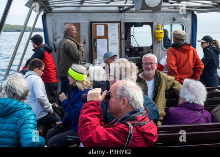 Ältere Touristen an Bord der geöffneten Passagier Fähre Solan IV aus Leebitton zu Mousa Seevögel beobachten, Shetlandinseln, Schottland, Großbritannien Stockfoto