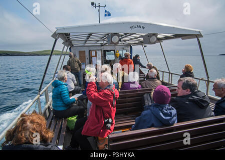 Ältere Touristen an Bord der geöffneten Passagier Fähre Solan IV aus Leebitton zu Mousa Seevögel beobachten, Shetlandinseln, Schottland, Großbritannien Stockfoto