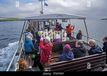 Ältere Touristen an Bord der geöffneten Passagier Fähre Solan IV aus Leebitton zu Mousa Seevögel beobachten, Shetlandinseln, Schottland, Großbritannien Stockfoto