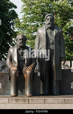 Berlin. Deutschland. Statue von Karl Marx (links) und Friedrich Engels auf Marx-Engels-Forum, von Ludwig Engelhardt, 1986 konzipiert. Stockfoto