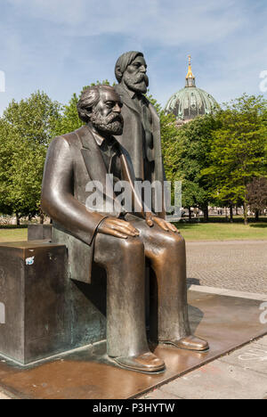 Berlin. Deutschland. Statue von Karl Marx (links) und Friedrich Engels auf Marx-Engels-Forum, von Ludwig Engelhardt, 1986 konzipiert. Stockfoto