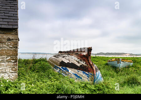 Alte verfallene Fischerboot an der Küste in Castletown, Caithness, Schottland. 31. Mai 2018 Stockfoto