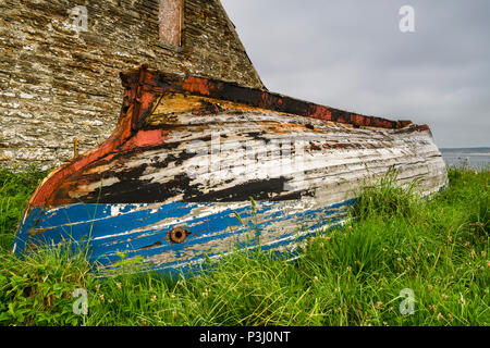 Alte verfallene Fischerboot an der Küste in Castletown, Caithness, Schottland. 31. Mai 2018 Stockfoto