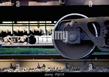 Detaillierte Foto von Eisenbahn Güterwagen. Ein Fragment der Komponenten der Güterwagen auf der Eisenbahn bei Tageslicht Stockfoto