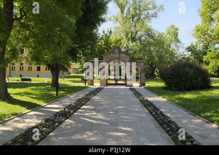 Gate in den Park in der Nähe der orthodoxen Kirche Lazarica in Krusevac, Serbien Stockfoto