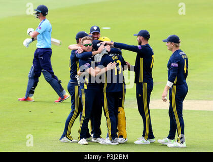 Hampshire Liam Dawson (Mitte links) feiert mit Gareth Berg nach Berg Fänge Yorkshire ist Tom Kohler-Cadmore während der Royal London einen Tag Schale, halb an der Ageas Schüssel, Southampton endgültig. Stockfoto