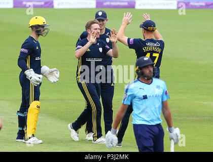 Hampshire Liam Dawson (Mitte) feiert die wicket von Yorkshire Jack lehnte sich während der Royal London einen Tag Schale, halb an der Ageas Schüssel, Southampton endgültig. Stockfoto