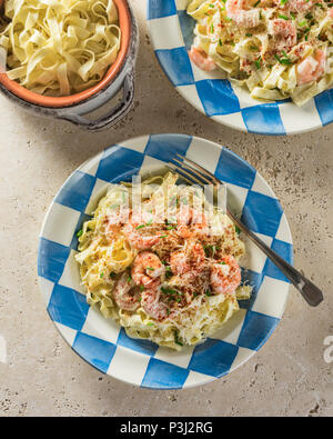 Garnelen Fettuccine Alfredo. Nudeln mit Käse und Butter Soße mit Garnelen. Stockfoto